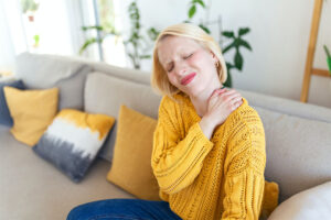 woman with shoulder pain